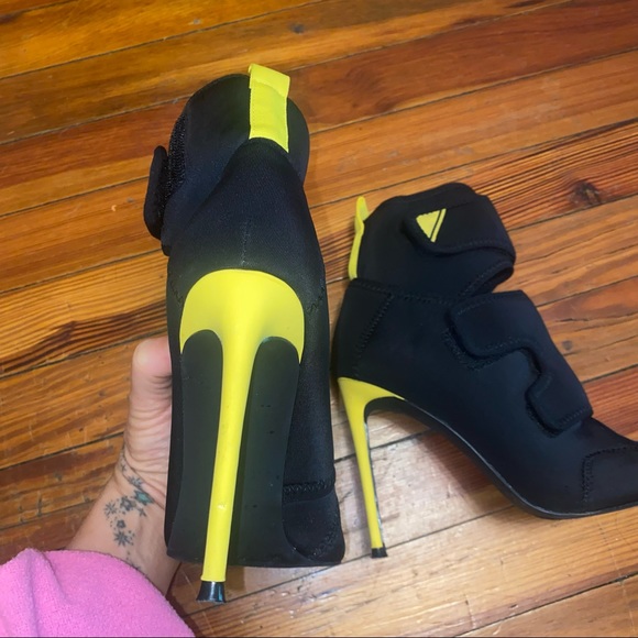 Steve Madden Sporty Neoprene Pointed Toe Stiletto Bootie- Sz 7.5 - Picture 4 of 6